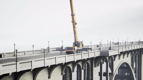 Gran grúa automática en el puente en construcción