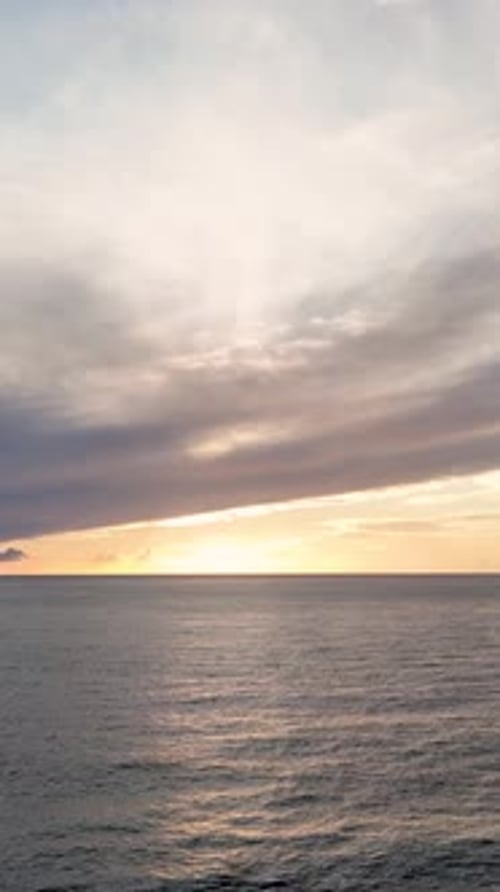 Vidéo verticale : Serene Coastal Bliss : vue aérienne de la plage de la mer d'Azur et coucher de soleil nuageux à Alanya