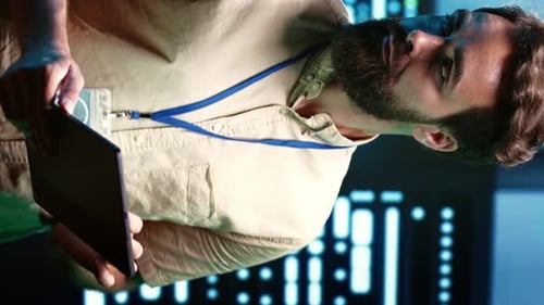 Desarrollador de Vídeo Vertical en Sala de Servidores