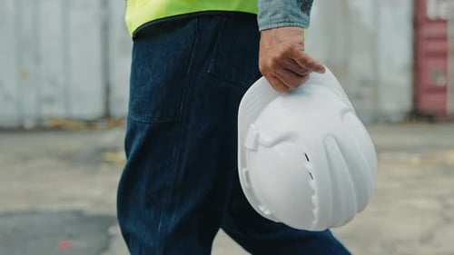 Nahaufnahme des Bauingenieurs, der seinen Helm trägt