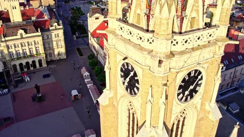 Luftaufnahme des Uhrenturms in Novi Sad, Serbien