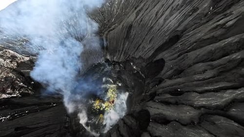 La boca de un volcán humeante en su interior