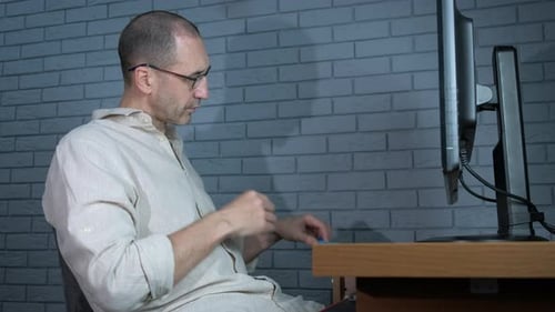 Mann Freelancer mit Asthma
