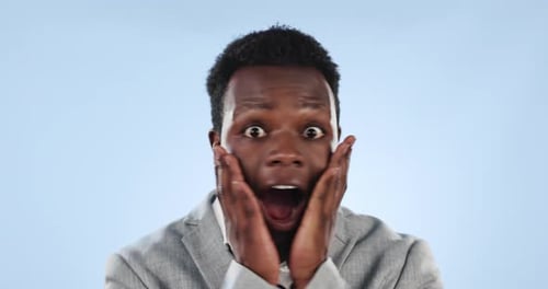 Homme d'affaires, visage et homme noir avec surprise, excitation et expression faciale dans un studio bleu