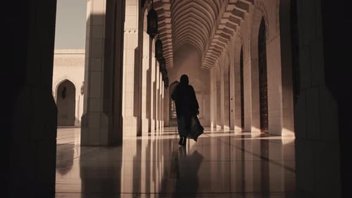 Frau geht durch die Große Sultan-Qabus-Moschee, Oman — Filmmusik Innenaufnahme