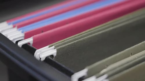 Verschiedene Bewegungen des Schranks mit Akten und Ordnern.