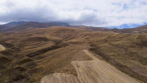 Nuages en timelapse se déplaçant au-dessus d'une montagne