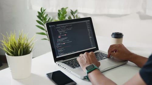 Programmierer, der Programmcode schreibt, sitzt am Arbeitsplatz im Büro