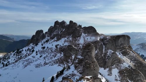 Majestuosas montañas de Ciucas bajo un cielo despejado con una capa de nieve