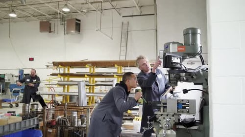 Werkstattarbeiter Ausbildung Auszubildender im Umgang mit Fräsmaschine Auszubildender