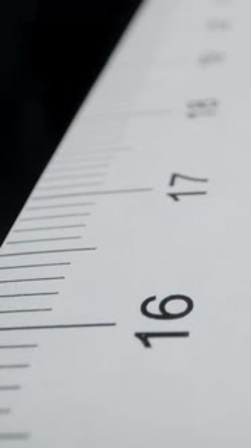 Vertikales Video. Bewegung entlang des Lineals, bei zwanzig Zentimetern anhalten und eine Markierung mit einem