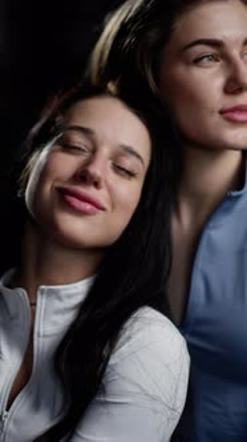 Jeune femme aux yeux fermés savourant l'instant, lumière caressant son visage, expression sereine