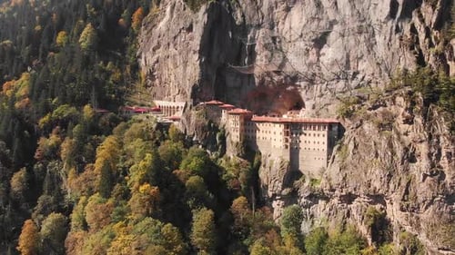 Altes Kloster, das in die Seite einer steilen Klippe gebaut wurde