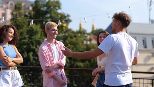 Porträt glücklicher kaukasischer Freunde, die zusammen draußen stehen und sprechen