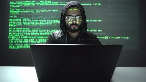 Cybersicherheitskonzept. Hacker stiehlt Informationen von seinem Laptop.