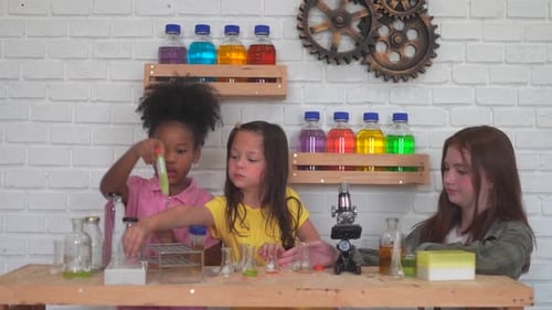 Enfants en classe de chimie