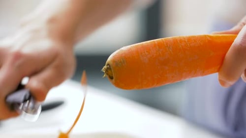 Concepto de alimentación saludable para pelar zanahorias