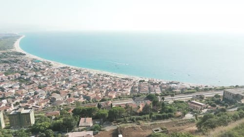 Wunderschönes Panorama von Nicotera über die tyrrhenische Küste Kalabriens, Italien