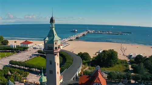 Vue aérienne du centre-ville de Sopot, Drone volant vers le quai par une journée d'été ensoleillée