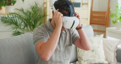 El hombre se pone gafas de realidad virtual