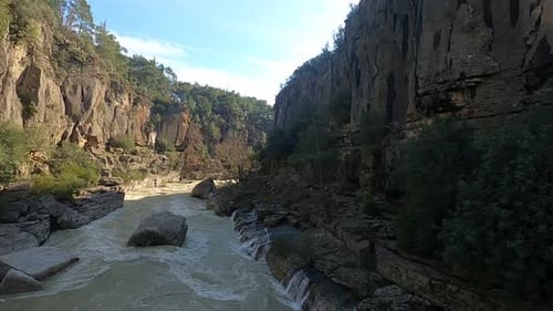 Destino de férias: Kaprulu Canyon, Turquia, lindo rio entre os penhascos