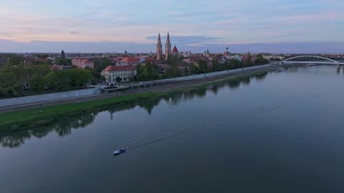 Luftaufnahme der Kathedrale von Szegedi Dom bei Sonnenuntergang, Ungarn.