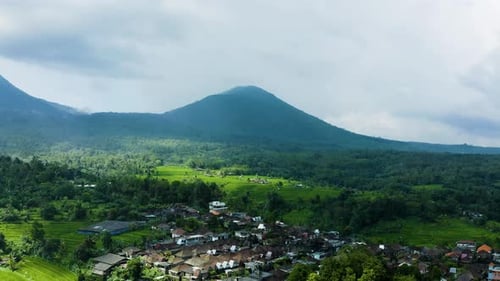 Erleben Sie die atemberaubende Aussicht, wenn ein massiver Berg hoch steht und eine bezaubernde Stadt in B überblickt