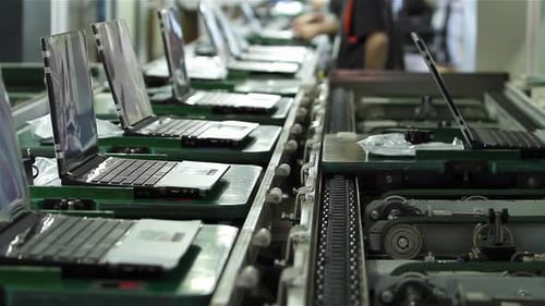 Ordinateurs portables se déplaçant le long d'un tapis roulant dans l'usine d'ordinateurs portables. 4K.