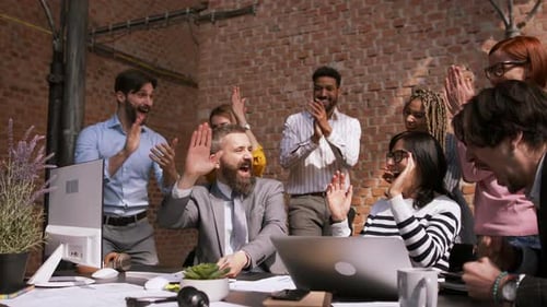 Célébration de l'équipe de coworking et High Five
