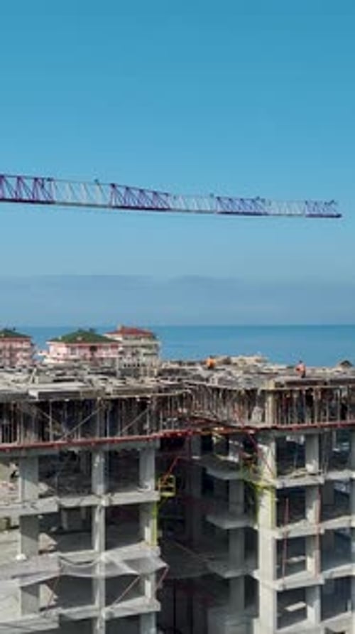 Imágenes verticales de una escena de construcción industrial con encofrado de hormigón y mano de obra activa