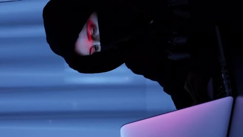 Un pirate informatique enfreint la protection de sécurité en ligne sur un ordinateur.