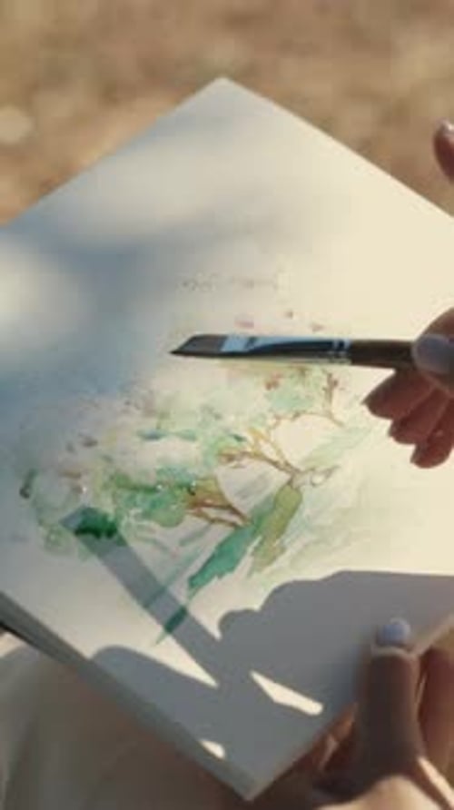 Eine Landschaft mit Wasserfarben in der Natur malen, die Wassertropfen fallen lassen