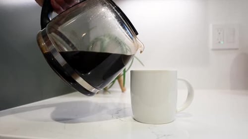 Kaffeekannen-Füllbecher mit Kaffee