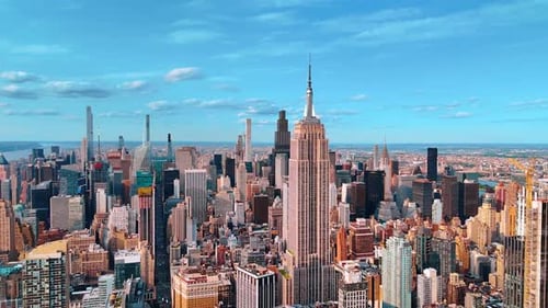 Nos acercamos a la cima del hermoso Empire State Building en el paisaje urbano de Metrópolis.