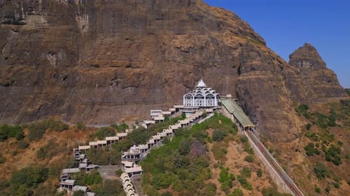Vue par drone en orbite du temple Saptashrungi Devi, l'un des Sadetin Shakti Peethas Vani Nashik du Maharashtra