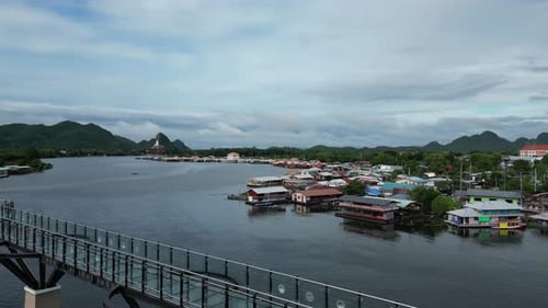 Vista de drone da passarela de Kanchanaburi, casas flutuantes e restaurantes ao longo da margem do rio Kwai nea
