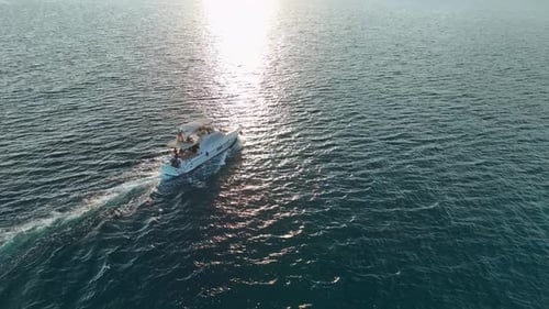 Luftaufnahme Luxuriöse weiße Yacht, die durch das glitzernde Mittelmeer segelt