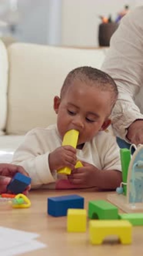 Juguetes, bloques y padres con el bebé en casa para la educación, la actividad, el desarrollo y el apoyo en el crecimiento