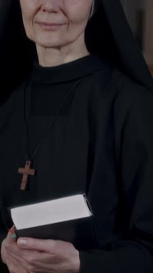 Kaukasische Nonne mit religiösem Buch, vertikales Porträt