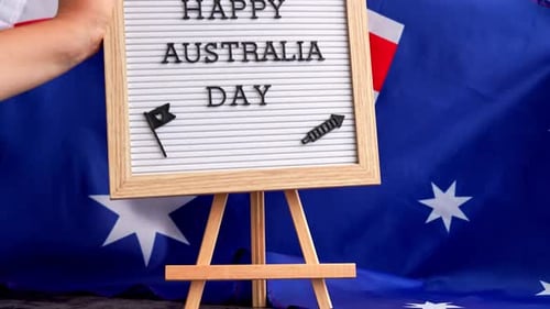 Letterboard mit Text HAPPY AUSTRALIA DAY NEXT TO THE AUSTRALIA FLAG FESTLICHE GRUSSKARTEN AUSTRALIAN