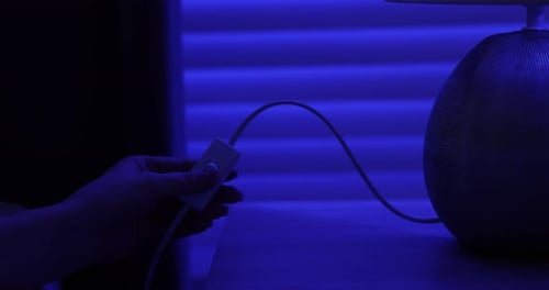 Frau macht Nachtlampe zu Hause an, Nahaufnahme