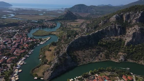 Harbor Haven Boats treiben im türkisfarbenen Paradies Unberührte Boote in der türkisfarbenen Bucht schwimmen sanft im klaren