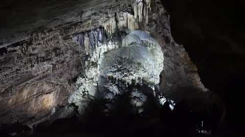 Riesiger Stalagmit in der Galerie in der touristischen Höhle.