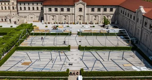 time lapse aéreo dos trabalhadores desmontam os suportes de alumínio da grande tenda no castelo de Mimi