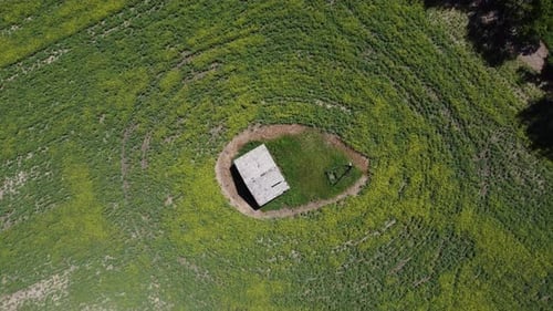 Toma aérea circular en sentido contrario a las agujas del reloj de la casa abandonada en el campo