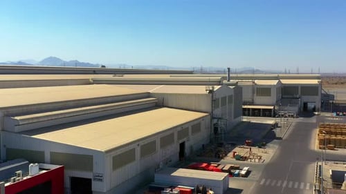 Drone filmé depuis une usine industrielle