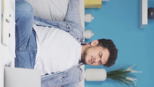 Vidéo verticale de L'homme qui sent la mauvaise odeur est perturbé et dégoûté.