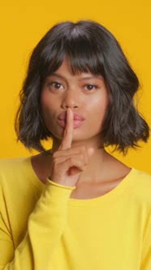 Une expression engageante en jaune vif : un moment calme de connexion et de clarté