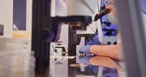Embryologe führt künstliche Befruchtung im Labor durch