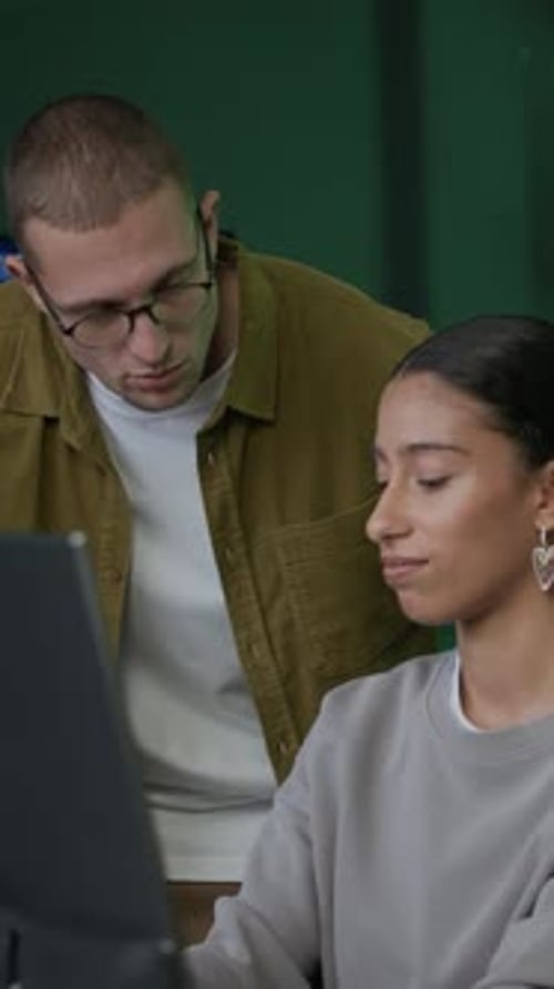 Vertikale Auswahl junger, diverser Programmierer, die während des Unterrichtsprozesses über ihre Arbeit diskutieren